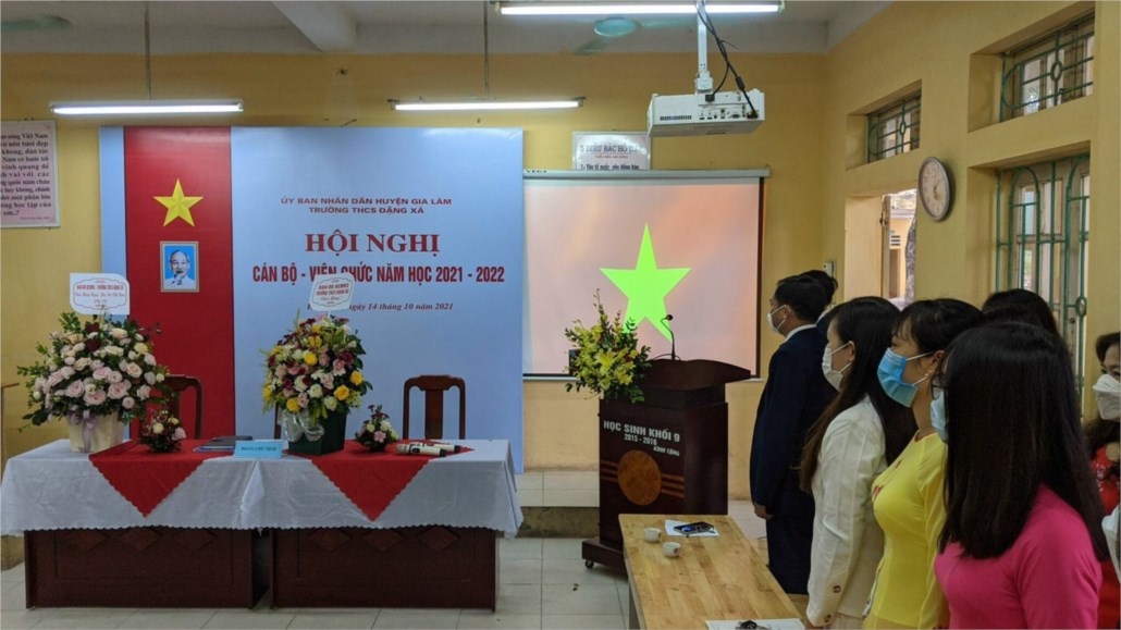 Học sinh thực hiện nghi lễ chào cờ đầu tuần tại lớp học