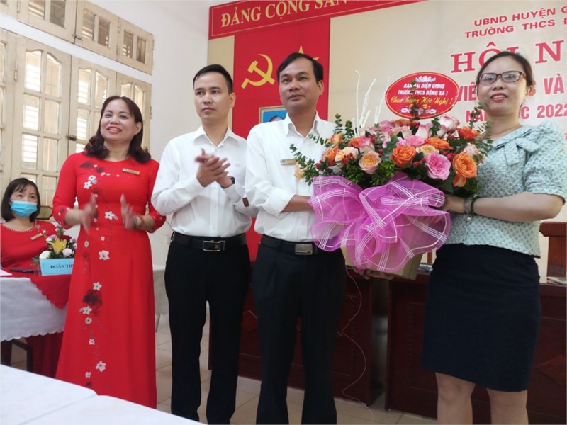 Đại diện Ban phụ huynh của nhà trường tặng hoa chúc mừng Hội nghị