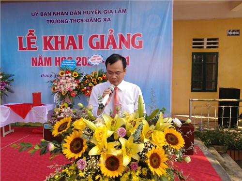 Thầy hiệu trưởng: Phạm Văn Thưởng đọc diễn văn khai giảng năm học