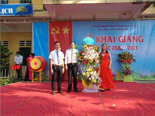 Ban đại diện cha mẹ học sinh tặng hoa cho nhà trường nhân dịp khai giảng