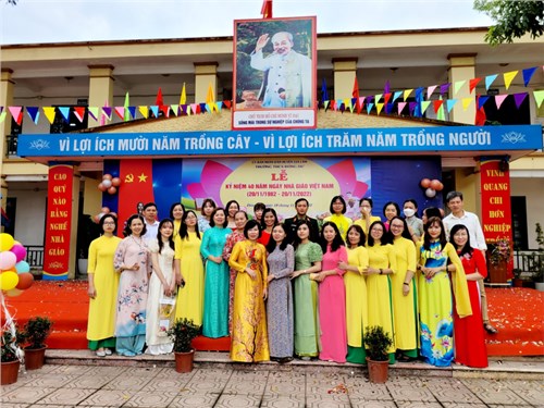 Lễ kỉ niệm 40 năm ngày Nhà giáo Việt Nam dưới mái trường THCS Đông Dư