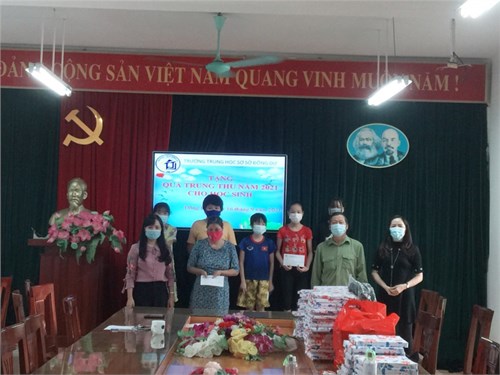 Tặng qua trung thu cho học sinh có hoàn cảnh khó khăn.