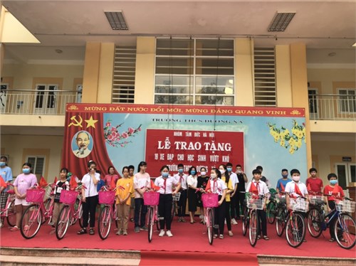 Chương trình trao tặng xe đạp cho học sinh có hoàn cảnh khó khăn vượt khó học giỏi năm 2020