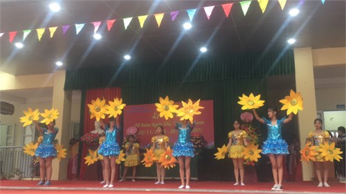 Lễ kỷ niệm ngày nhà giáo Việt Nam, tuyên dương khen thưởng các các nhân, tập thể có thành tích trong đợt thi đua.