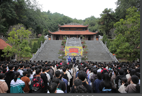 Trường thcs lệ chi tổ chức cho các em học sinh đi thăm quan và học tập tại đền thờ thầy chu văn an (hải hương) và công viên rồng (hạ long)