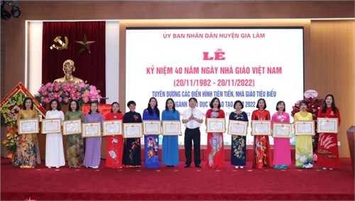 Nhà giáo ưu tú Đỗ Thị Hải Yến cùng các nhà giáo tiêu biểu trường THCS TT Trâu Quỳ dự lễ kỷ niệm 40 năm ngày Nhà giáo Việt Nam - Huyện Gia Lâm năm 2022.