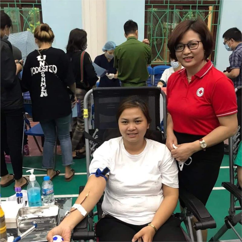 Cán bộ - giáo viên trường thcs tt yên viên tham gia hoạt động hiến máu nhân đạo từ thiện năm 2021 tại ủy ban nhân dân tt yên viên sáng thứ 7 ngày 17/4/2021