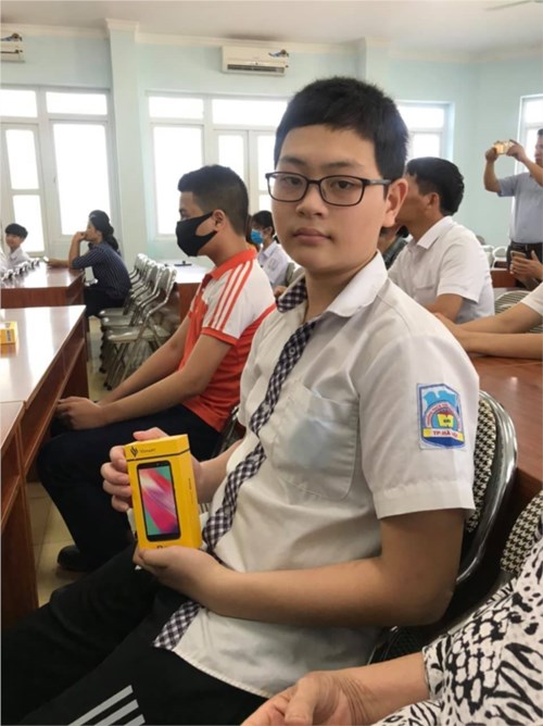 Học sinh Đào Hữu Minh  - 8G Trường THCS TT Yên Viên dự lễ trao tặng thiết bị hỗ trợ học trực tuyến cho học sinh có hoàn cảnh khó khăn do ảnh hưởng dịch Covid - 19