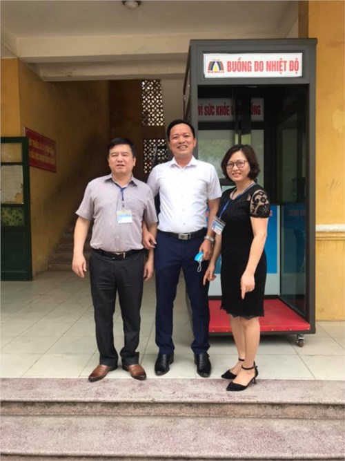 Thầy và trò trường THCS Thị trấn Yên Viên cảm ơn tấm lòng các bậc phụ huynh chung tay phòng chống dịch COVID-19 với những máy đo thân nhiệt điện tử, buồng đo thân nhiệt hiện đại!