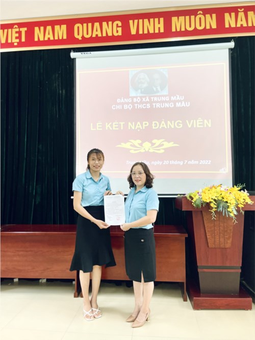 Lễ kết nạp Đảng viên - Đồng chí Nguyễn Thị Huệ