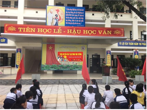 Trường THCS Trung Mầu phối hợp với CA xã tuyên truyền pháp luật