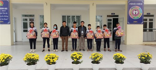 Nhà trường và hội phụ huynh học sinh trao quà Tết Tân sửu cho học sinh cận nghèo, khuyết tật và học sinh có hoàn cảnh đặc biệt khó khăn; tặng quà bà mẹ Việt Nam anh hùng năm học 2020-2021