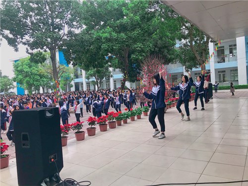 Hoạt động nhảy dân vũ vào giờ ra chơi của học sinh THCS Yên Thường
