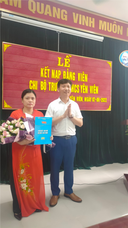 Chi bộ trường THCS Yên Viên tổ chức lễ kết nạp
Đảng viên mới năm 2022