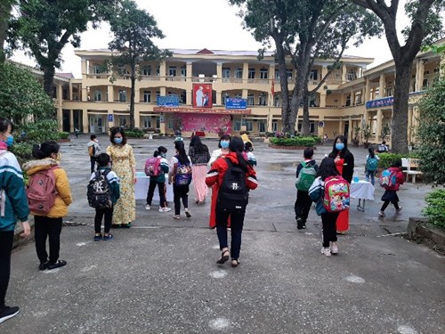 Trường TH Đặng Xá đón học sinh trở lại trường sau kì nghỉ phòng chống dịch