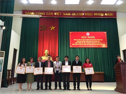 Trường Tiểu học Đa Tốn nhận bằng khen có thành tích xuất sắc trong các hoạt động chữ thập đỏ năm 2020.