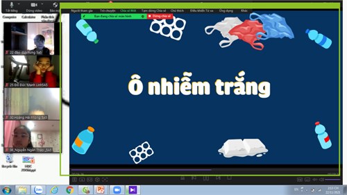 Học sinh khối 5 tìm hiểu thông tin kiến thức hưởng ứng Tuần lễ hành động nói không với nhựa dùng một lần.