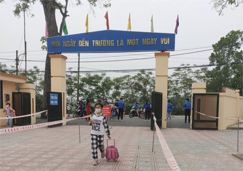 Phấn khởi, hồi hộp và hào hứng quay trở lại trường học trực tiếp, các bạn học sinh Trường Tiểu học Đa Tốn đi học đầy đủ đúng giờ, đảm bảo phòng dịch Covid.