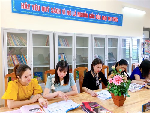 Các giáo viên của Trường Tiểu học Đa Tốn không ngừng học hỏi thông qua việc đọc sách và trao đổi kinh nghiệm giảng dạy. Nhiều hoạt động của các thầy cô giáo nhân tuần lễ hưởng ứng học tập suốt đời.