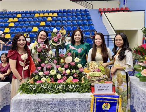 Công đoàn Trường Tiểu học Đa Tốn tham gia Hội thi cắm tỉa hoa nghệ thuật trong công nhân viên chức lao động năm 2022 và xuất sắc được giải Ba của Hội thi.