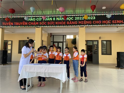 Lễ chào cờ tuần 8 năm học 2022-2023 - Sinh hoạt chủ đề  Tuyên truyền chăm sóc sức khỏe răng miệng cho học sinh .