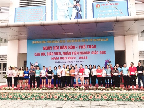 Cán bộ, giáo viên, nhân viên Trường Tiểu học Đa Tốn tham gia Ngày hội văn hóa thể thao năm học 2022-2023 của huyện Gia Lâm.