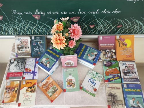 Góc trưng bày sách chủ đề chào mừng ngày Nhà giáo Việt Nam 20/11.