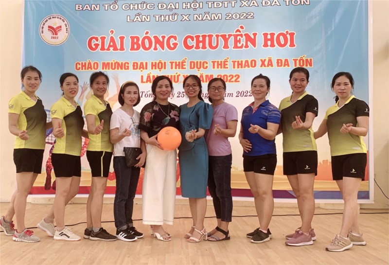 Giáo viên Trường Tiểu học Đa Tốn tham gia và đạt giải Bạc Giải bóng chuyền hơi chào mừng Đại hội thể dục thể thao xã Đa Tốn lần thứ X năm 2022.