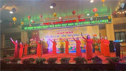 Tiết mục múa  Những trái tim Việt Nam  của các cô giáo trong chi đoàn Trường Tiểu học Đa Tốn biểu diễn trong đêm Tri ân thầy cô nhân Ngày Nhà giáo Việt Nam 20/11/2022.