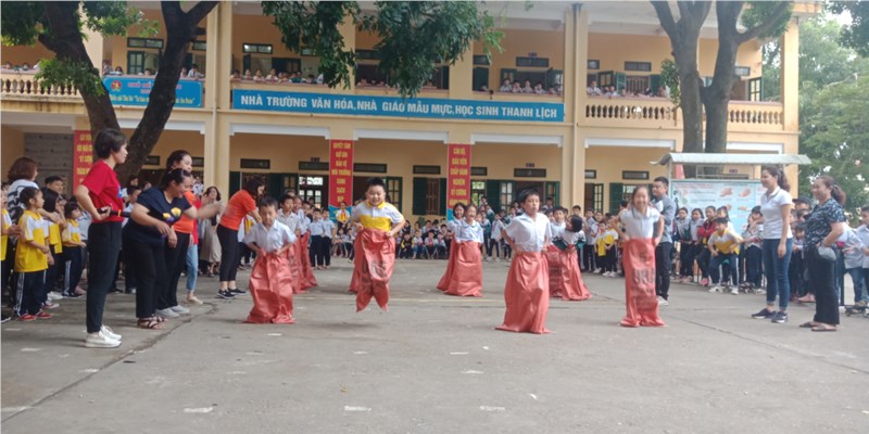 Học sinh trường TH Đông Dư chơi trò chơi dân gian