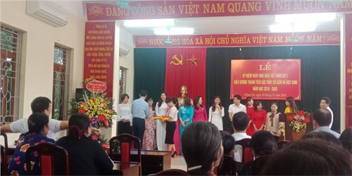 Lễ kỷ niệm Ngày Nhà giáo Việt Nam và biểu dương thành tích các thầy cô giáo-học sinh năm học 2019-2020 tại UBND xã Đông Dư