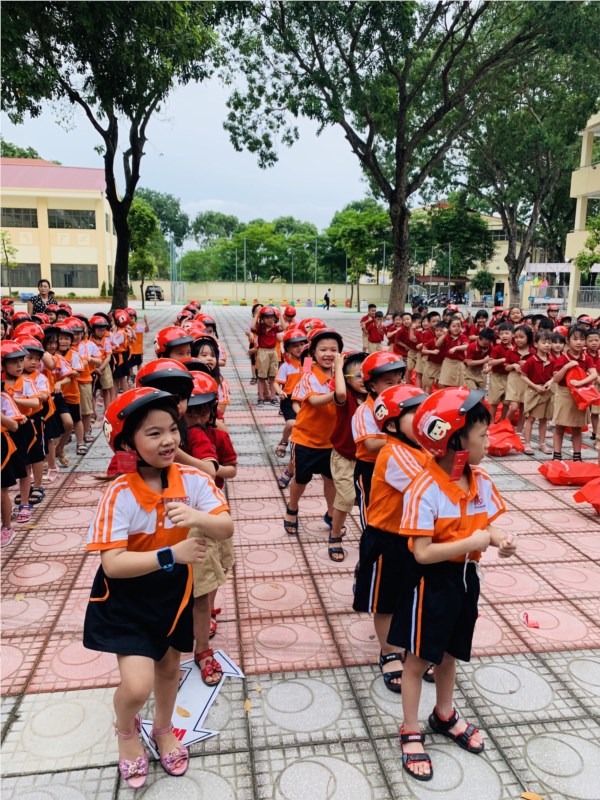 Phát động tháng an toàn giao thông và phát mũ bảo hiểm cho học sinh lớp 1