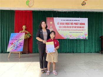 Em Nguyễn Bích Hồng lớp 3A6 vinh dự được nhận học bổng từ quỹ khuyến học huyện Gia Lâm
