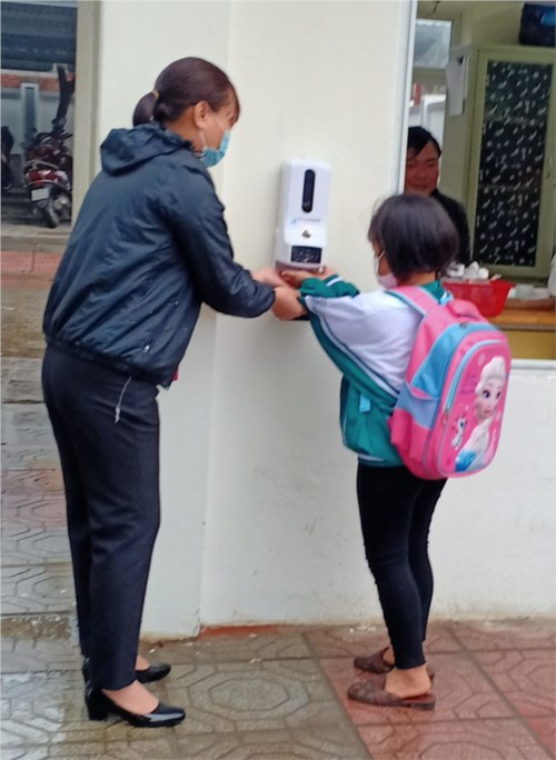 Trường tiểu học Kiêu Kỵ hướng dẫn học sinh đo thân nhiệt và nhân viên y tế test mũi nhanh covid-19 cho học sinh tại trường