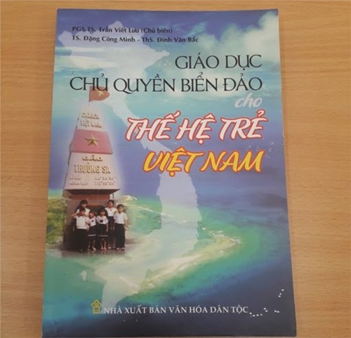 GIỚI THIỆU SÁCH -THÁNG 10
Cuốn sách : “ Giáo dục chủ quyền biển đảo cho thế hệ trẻ Việt Nam

