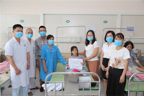 Quà tặng của trường Tiểu học Lệ Chi ủng hộ em Nguyễn Ngọc Ánh