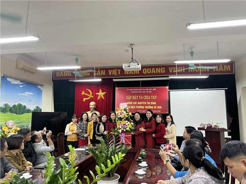 Trường TH Lệ Chi chia tay đồng chí Nguyễn Thị Dinh - Nguyên hiệu trưởng về hưu