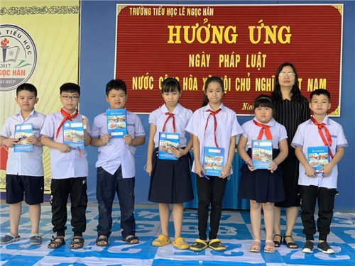 Các hoạt động trong ngày Hưởng ứng Ngày pháp luật nước cộng hoà xã hội chủ nghĩa Việt Nam của Liên đội tiểu học Lê Ngọc Hân .