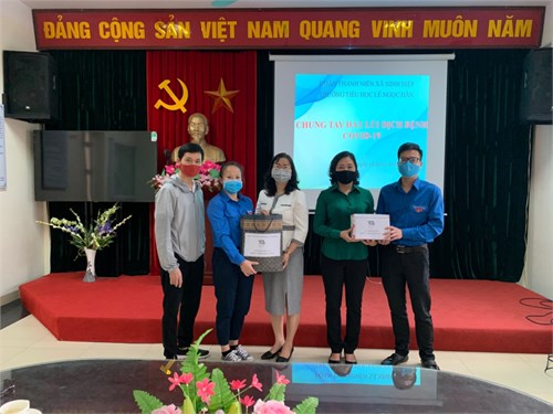 Đoàn thanh niên xã Ninh Hiêp trao tặng nhà trường khẩu trang và nước khử khuẩn