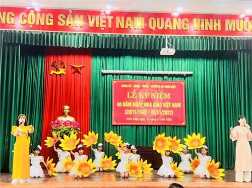 Lớp 2E tưng bừng kỉ niệm 40 năm Ngày nhà giáo Việt Nam 20/11