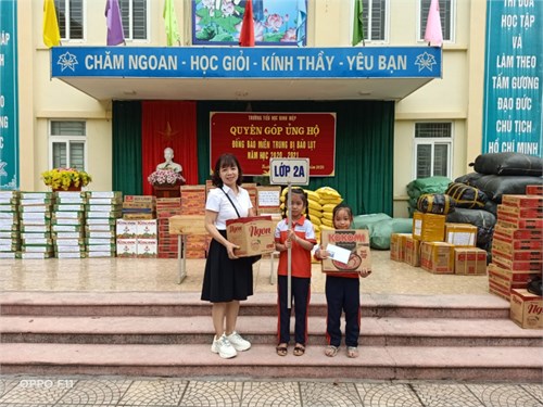 Thầy và trò trường TH Ninh Hiệp cùng chung tay hướng về miền Trung thân yêu!