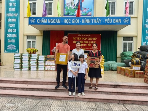 Thầy và trò trường TH Ninh Hiệp cùng chung tay hướng về miền Trung thân yêu!