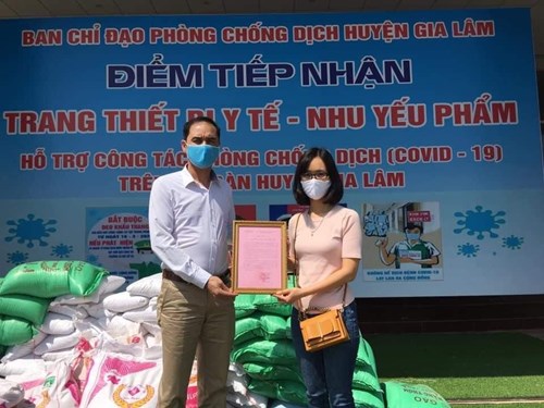 Trường TH Ninh hiệp và đoàn viên chi đoàn trường ủng hộ và tham gia góp sức tại cây gạo ATM huyện Gia Lâm