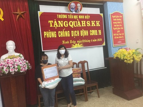 Tặng quà học sinh có hoàn cảnh khó khăn phòng chống dịch bệnh covid 19