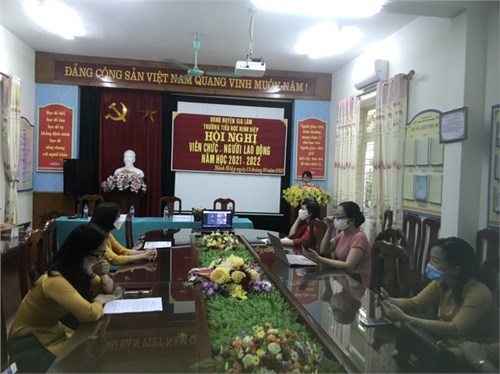 Ngày 13/10 trường TH Ninh Hiệp tổ chức hội nghị viên chức -  người lao động có sự góp mặt của toàn thể CBGV,NV trong nhà trường đảm bảo công tác phòng chống dịch Covid.