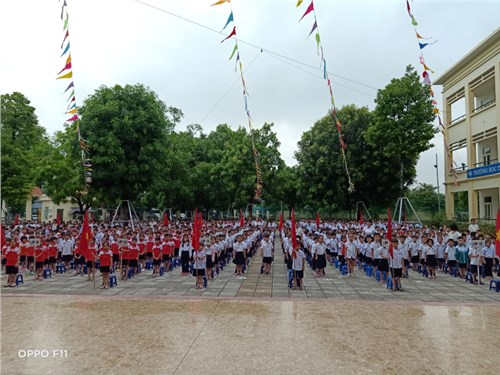 Hình ảnh ngày chào cờ đầu tuấn dưới sân trường sau mùa dịch Covid-19 của năm học 2020-2021.