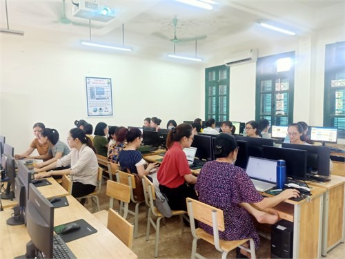Chiều 30/08/2022, Trường Tiểu học Ninh Hiệp đã tổ chức tập huấn công nghệ thông tin hướng dẫn sử dụng Website Edulive. Tham dự buổi tập huấn có các đồng chí trong Ban giám hiệu và toàn thể giáo viên nhà trường.