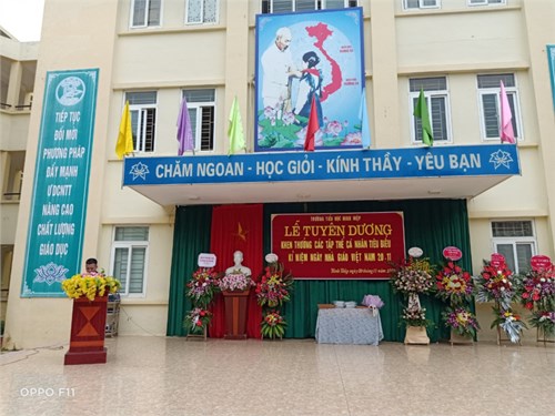 “Muốn sang thì bắc cầu kiều

Muốn con hay chữ phải yêu lấy thầy”

Câu ca dao có lẽ đã quá quen thuộc, đi vào lòng người Việt Nam như một lẽ sống, một đạo lý tất yếu từ ngàn xưa. Vâng, thật đúng như vậy, thầy cô, những người lái đò tận tụy chở bao lớp học trò cập bến tri thức, thầy cô là người đã chắp cánh tương lai cho biết bao thế hệ học sinh chúng em! Không một nhân tài nào mà đằng sau không có bóng dáng người thầy, bởi lẽ “ không thầy đố mày làm nên”, nếu không nhờ công ơn của các thầy cô dìu dắt, liệu mấy ai có thể nên người? Mấy ai có thể tự tìm đến tương lai nếu không có sự soi sáng ấy?