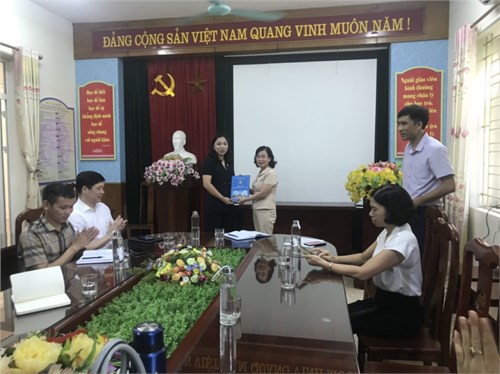 Trường Tiểu học Ninh Hiệp nồng nhiệt chào đón cô Đỗ Hồng Hà – Hiệu trưởng về nhận công tác.