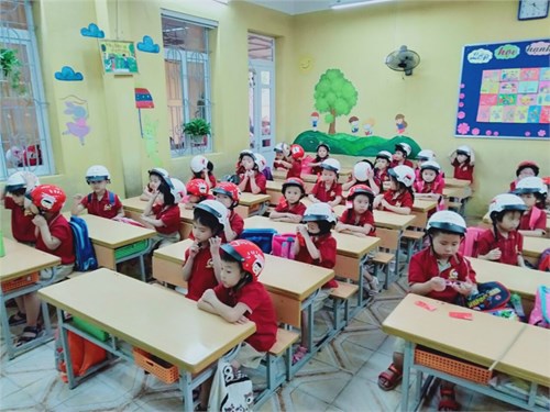 Trường TH Nông Nghiệp thay mặt cho Cty HonDa tặng mũ bảo hiểm cho học sinh Lớp 1